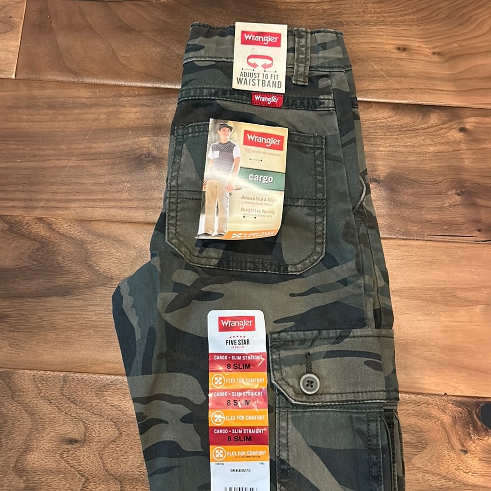 New Boys Wrangler Cargo Camo Pants Size 8 slim